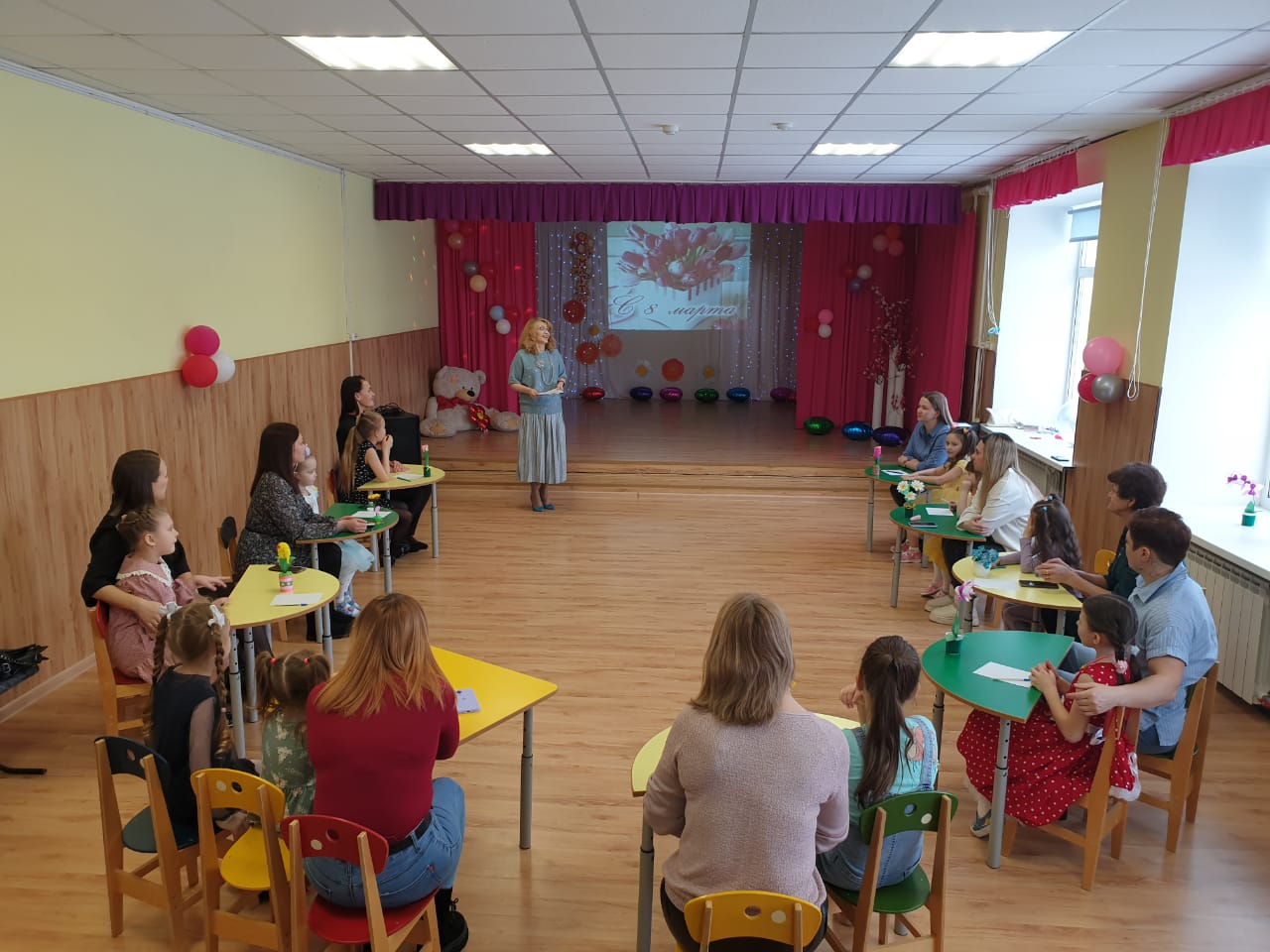 Участники конкурсной-игровой программы «Дочки-матери» обучающиеся объединений «Мармеладки» и «Бусинки» с мамами 2.
